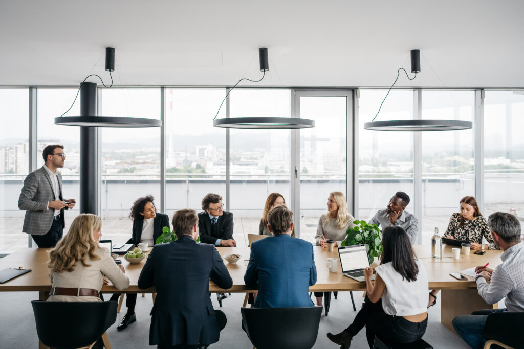 Équipe professionnelle en réunion lors d'une formation OXYFORMATION